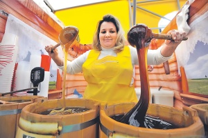 В Коломенском открылась ярмарка меда
